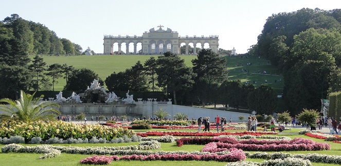 Schönbrunn-Fontaine de Neptune et Gloriette